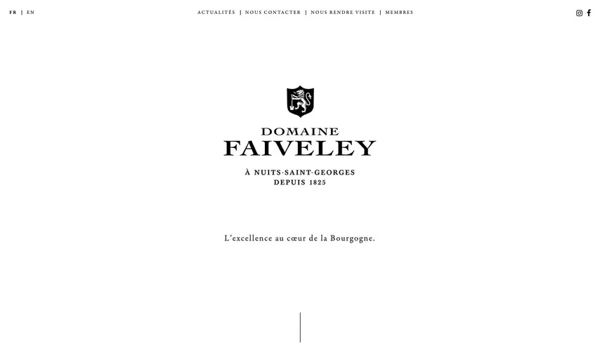Page d'accueil du site du Domaine Faiveley : sur fond blanc, un blason, « Domaine Faiveley, à Nuits-Saint-Georges, depuis 1825 » et la phrase « L'excellence au cœur de la Bourgogne. », sous un menu réduit à Actualités, Nous contacter, Nous rendre visite et Membres.